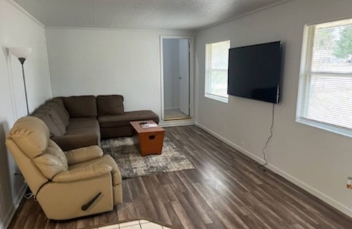St. Helen House | cozy 2 bedroom close to trails and boat launch three minutes