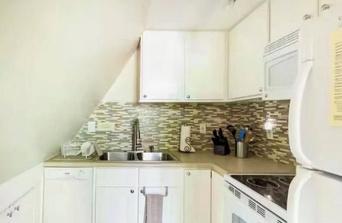 Somerset House | Cozy 2-bedroom A frame house with stunning lake views in quaint Somerset