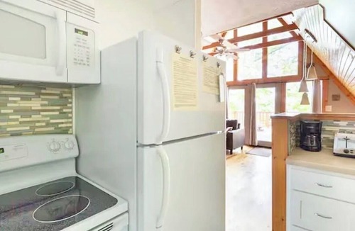 Somerset House | Cozy 2-bedroom A frame house with stunning lake views in quaint Somerset