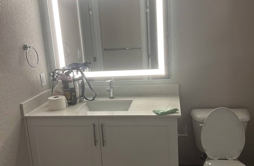 Daytona Beach Apartment | Cozy 2-bedroom apartment in terrific Daytona Beach with AC for Corporate Housing