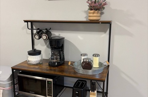 West Plains Apartment | Cozy 2-bedroom apartment in charming West Plains with AC