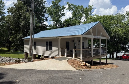 Eddyville Cottage | Cozy 2-bedroom Bayside Cottage located at Eddy Creek Marina Resort