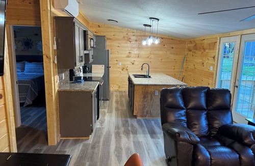 Pittsburg Cabin | Cozy 2-bedroom cabinesque in charming East Bernstadt with WiFi, AC