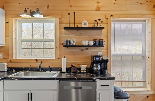 Nancy Cabin | Cozy 2-Bedroom Cabin Overlooking Beautiful Lake Cumberland