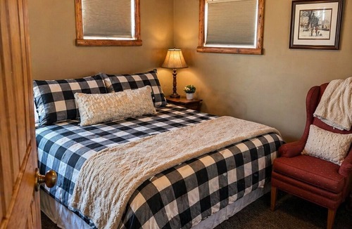 Cheboygan Cabin | Cozy 2-bedroom cabin in tranquil Cheboygan with AC