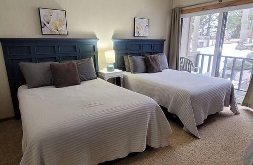 Bellaire Condo | Cozy 2-Bedroom Condo, Stunning Golf Course Views – Perfect for Families & Groups