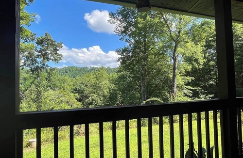 Topton Cottage | Cozy 2-bedroom cottage. with a beautiful mountain view in lovely Nantahala, NC.