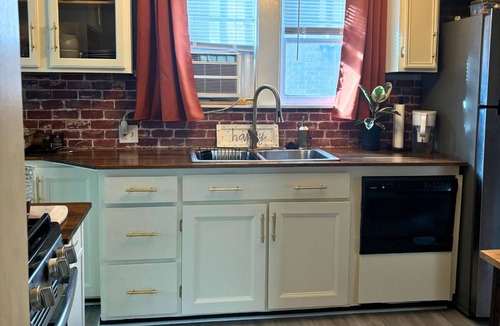 Grand Rapids House | Cozy 2 bedroom home-pet-friendly, fenced-in backyard near Downtown Grand Rapids