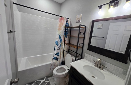 Uniontown House | Cozy 2-bedroom triplex unit in charming Van Buren with AC