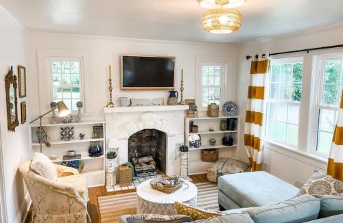 Columbia House | Cozy 2BR Apt w KING in historic dist. 1mi to sq.