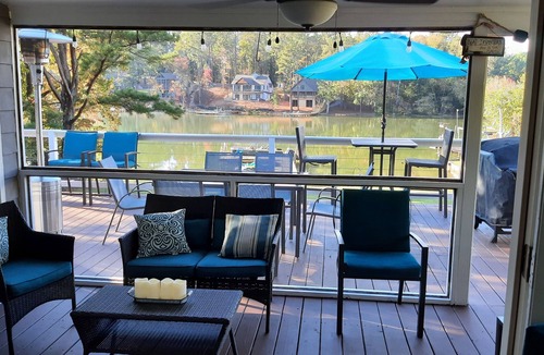 Jacksons' Gap House | Cozy 3 Bedroom, 2 Bathroom Cottage, right on the water!