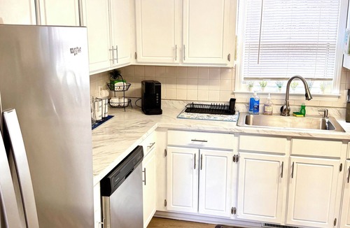 Anderson House | Cozy 3-bedroom, 2 full bathrooms. Enclosed Garden for pets. a large parking Lot