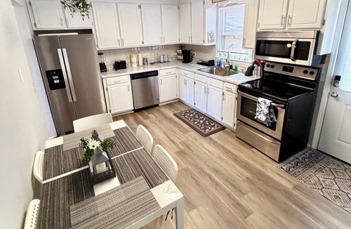 Anderson House | Cozy 3-bedroom, 2 full bathrooms. Enclosed Garden for pets. a large parking Lot