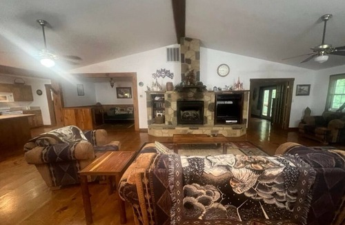 Mohawk Cabin | Cozy 3-bedroom cabin off the grid in the Smokey mountains with WiFi, AC