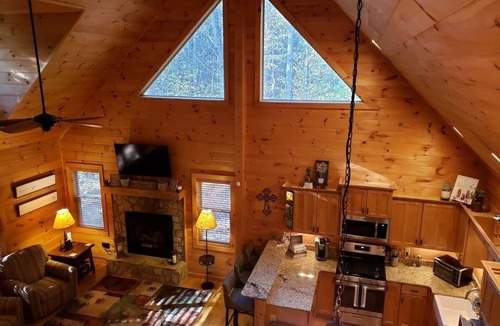 Fleetwood Cabin | Cozy 3-bedroom cabin with AC in charming Fleetwood, Dog Friendly