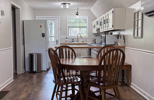 Farmers Cabin | Cozy 3-bedroom cabin with all the amenities two miles from Cave Run Lake.