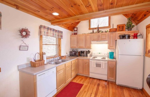 Todd Cottage | Cozy 3BR Cabin w/Long-Range Views, Hot Tub & Dog-Friendly