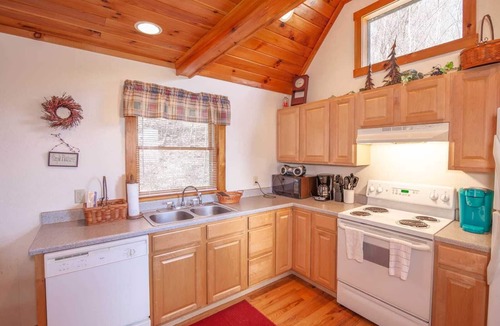 Todd Cottage | Cozy 3BR Cabin w/Long-Range Views, Hot Tub & Dog-Friendly