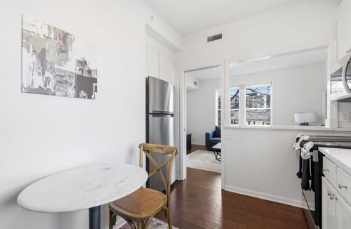 West End Apartment | Cozy 3BR Near Vanderbilt & Downtown| Parking