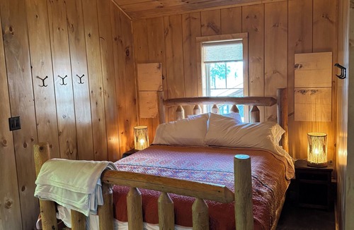 L'Anse Cabin | Cozy 4-bedroom cabin with WiFi, AC on Lake Superior.