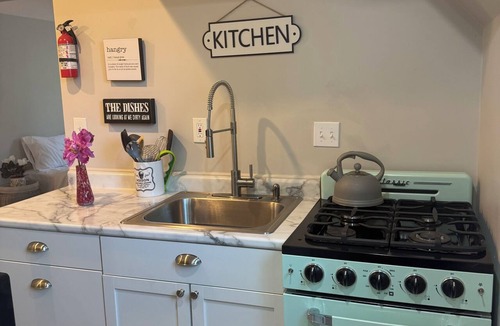 Belleville Cottage | Cozy 4-bedroom Victorian cottage in peaceful Belleville with AC