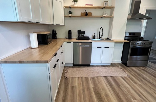 Bay City House | Cozy 6Bed Stay with Bar, Foosball and Ping Pong Table