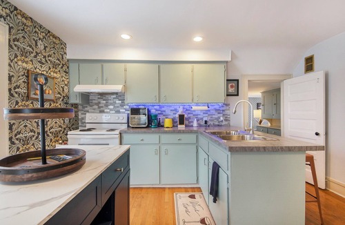 Easttown Apartment | Cozy and charming 2-bedroom Apartment in Grand Rapids with AC