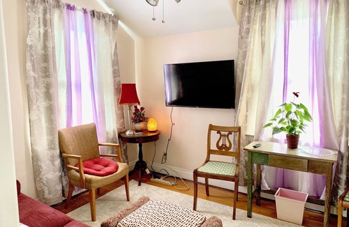 Silverton House | Cozy and Comfortable w antique furnishings; 2 bedrooms, sitting area, full bath