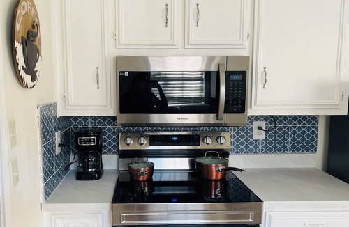 Montgomery House | Cozy and Quiet gettaway with pool, near Historic District and Water Park