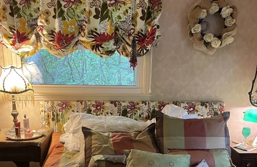 Franklin Cottage | Cozy and Romantic Lake Front Cottage perfect to use for a Get Away or Honeymoon!