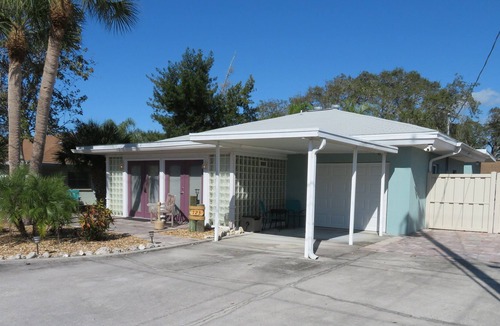 Laurel House | Cozy and spacious cottage with a short walk to the beach!