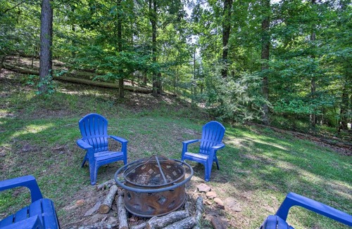 Avinger Apartment | Cozy Avinger Cabin w/Fire Pit & Deck