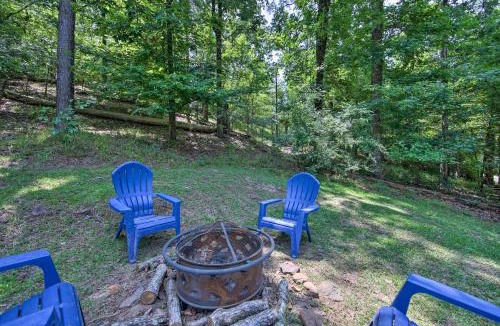 Avinger Apartment | Cozy Avinger Cabin w/Fire Pit & Deck