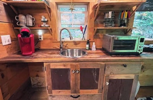 Newport Cabin | Cozy Beavercreek Cabin Retreat – Smoky Mountain Serenity Awaits!