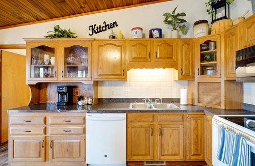 Bixby Cottage | Cozy Belgrade Cottage w/Wood-Burning Stove!