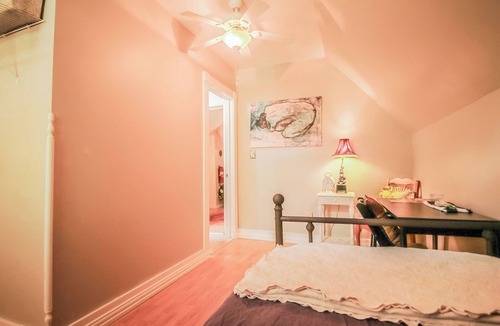 Eureka Springs Historic District Bed & Breakfast | Cozy, Budget-Friendly Eurekan Room in Historical B&B for Solo Travel-The Peddler
