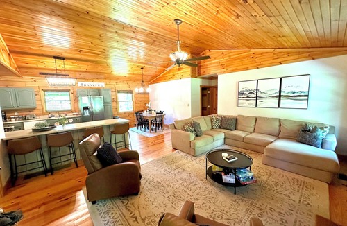 Stanton Cabin | Cozy Cabin 20min to RRG. Fire pit. HOT TUB.