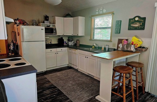 Arrow Point House | Cozy Cabin & Bunk House less than 4 minutes from Table Rock Lake.