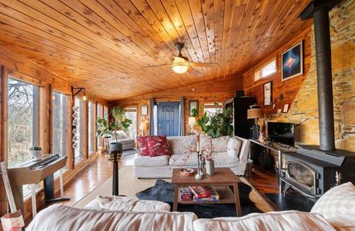 Lobelville House | Cozy Cabin Getaway on Buffalo River with HUGE Patio