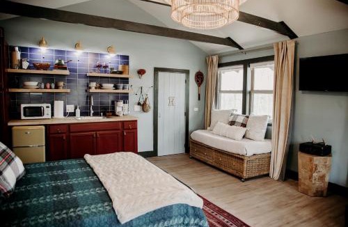Tracy City House | Cozy Cabin: Glamping for the Ultimate Adventurers in Tracy City, TN