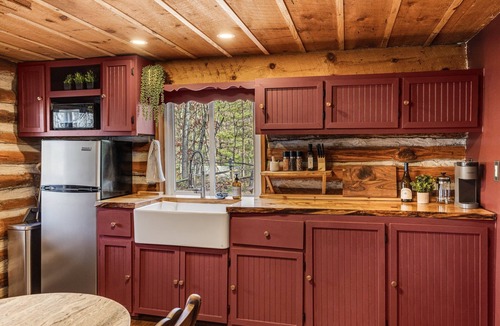 Asheville Cabin | Cozy cabin in awesome Asheville, Hot tub, Fire pit, Dog friendly