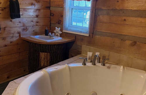 Seneca Rocks Cabin | Cozy cabin in lovely Seneca Rocks WV with WiFi, smart TVs and jucuzzi tub