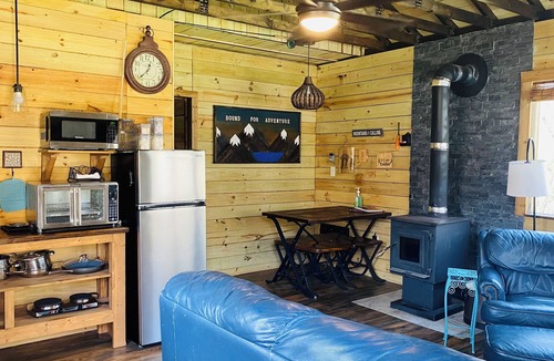 Reliance Cabin | Cozy cabin in the Cherokee National Forest. Minutes from Hiwassee River.