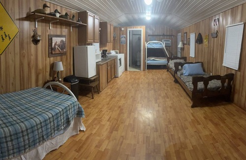 Samburg Cabin | Cozy cabin located on the water front at Reelfoot Lake