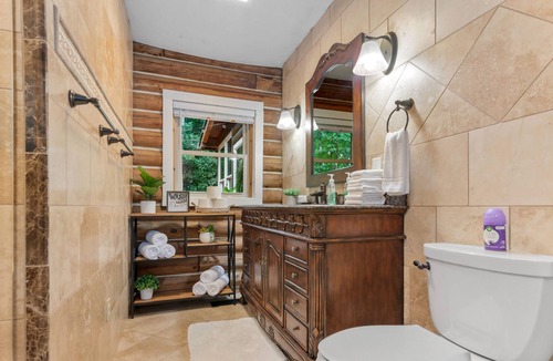 Suwanee Cabin | Cozy cabin near downtown Suwanee