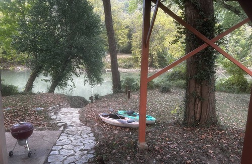 Eureka Cabin | Cozy cabin on Meramec River near Purina, Six Flags, State Parks, Brookdale Farms