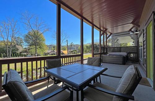 Bryson City Villa | Cozy Cabin- One Bedroom in downtown Bryson City
