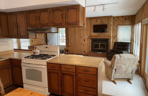 Boyne Falls House | Cozy Cabin, View of Boyne Mountain! Skybridge, Snowboard, Ski, Golf, Bike, Hike!