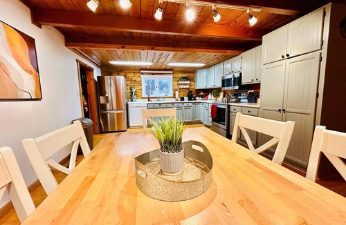 Radford House | Cozy Cabin Vives. Radford Vacacion home