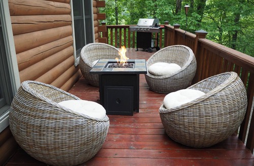 Waynesville Cabin | Cozy Cabin w/Game Room, Jetted Tub & Views | + Biltmore Pass Included